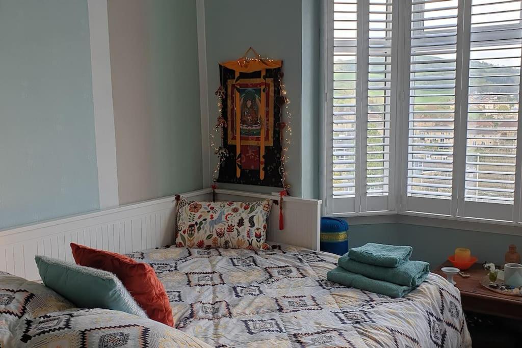 Colourful, Cosy City Home Bath Eksteriør billede
