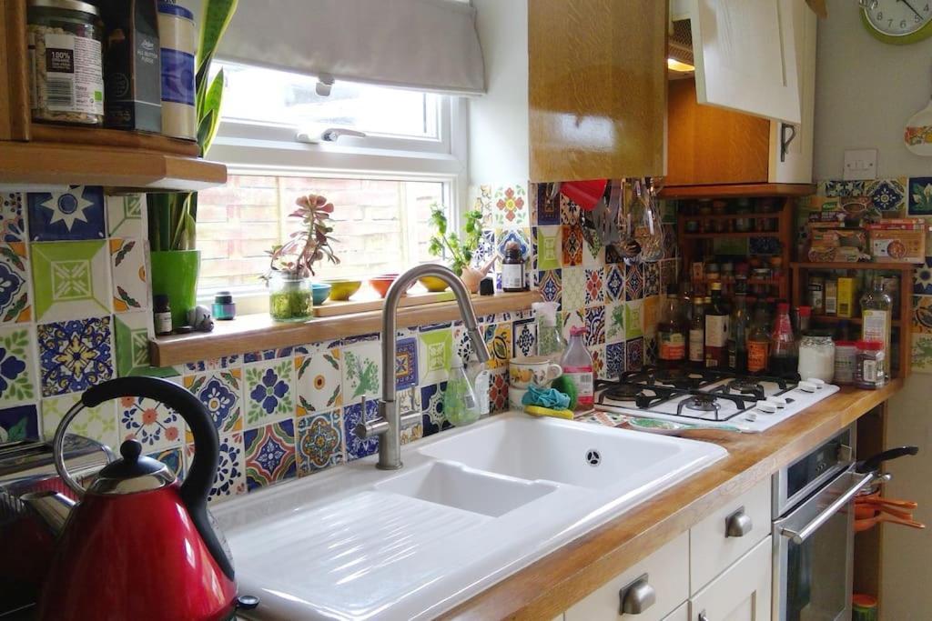 Colourful, Cosy City Home Bath Eksteriør billede